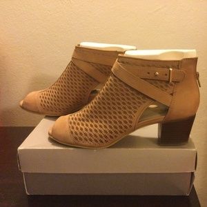 Like new Earth Marietta suede peep toe sandals size 11M